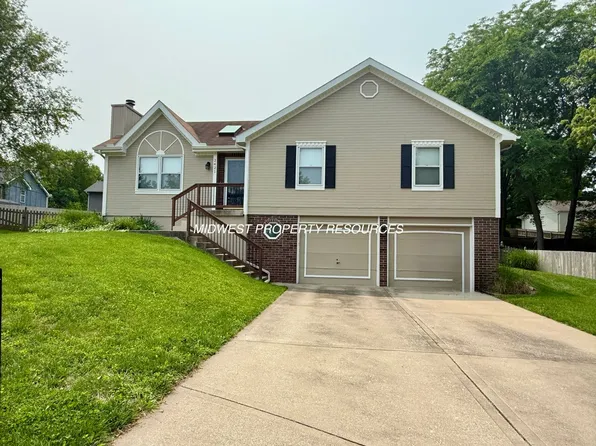 2421 NE Carousel Cir, Lees Summit, MO 64086