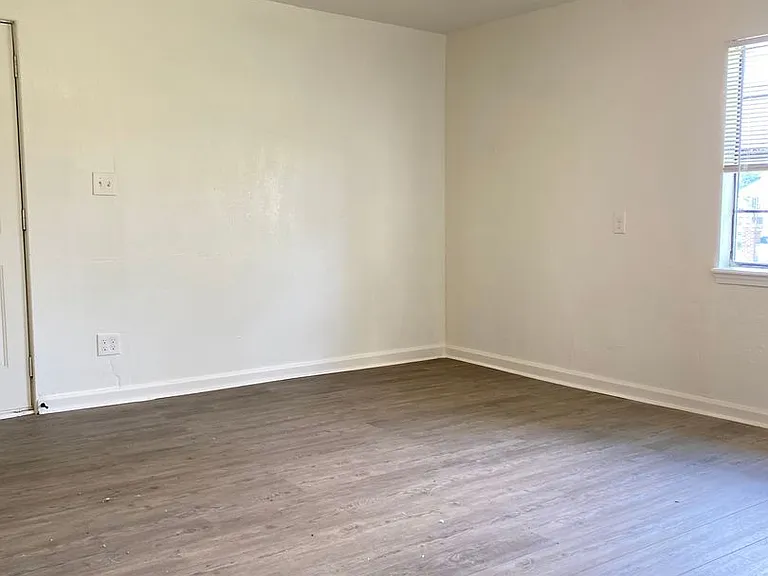 328 N Philadelphia Ave — Photo 9