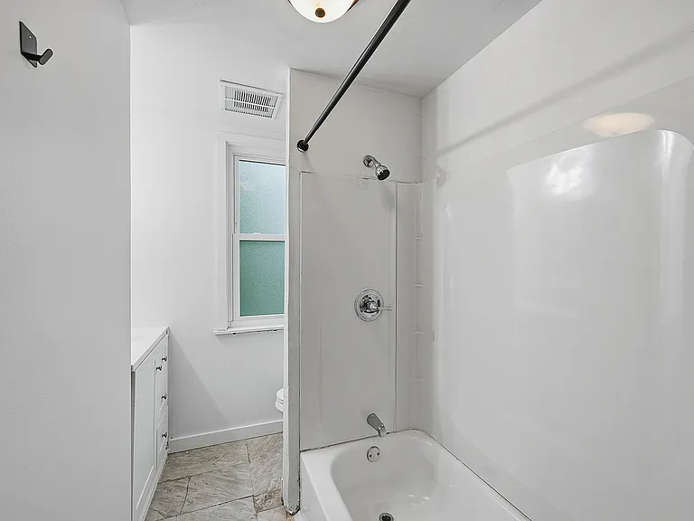 2222 Lawn Ave #6 — Photo 11