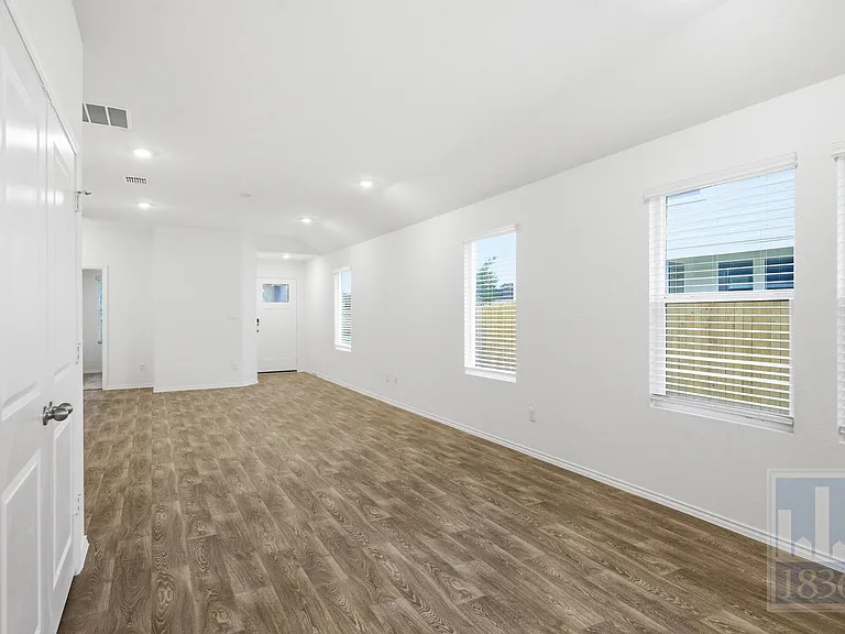 306 Constanza Trl — Photo 9