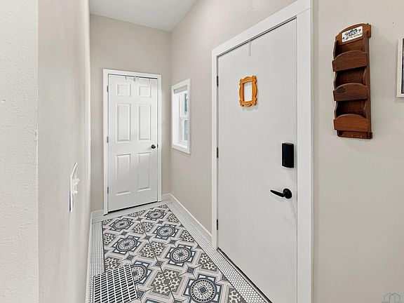 4th image of 604 W 3rd St
