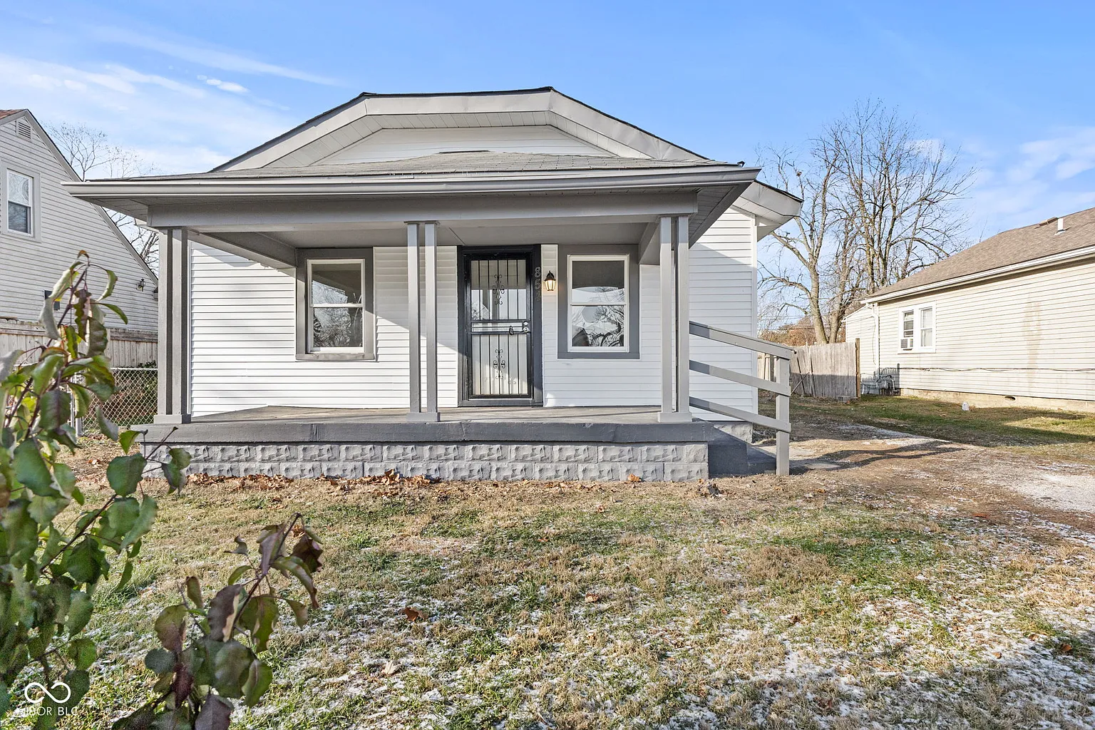 854 Denison St photo 1