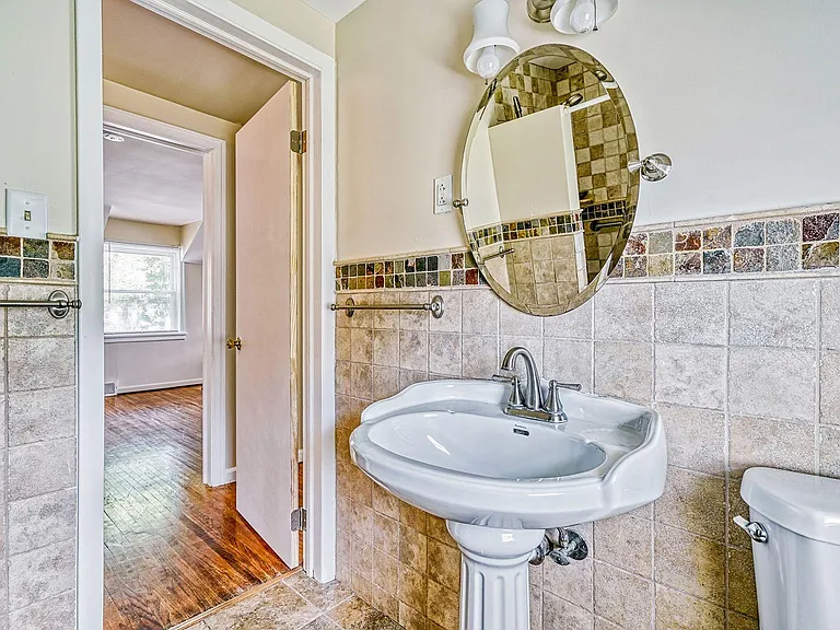 1744 Mount Hope Ave — Photo 11