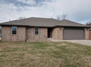 501 N Cherry Cir, Nixa, MO 65714