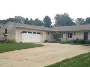 3103 Meadowbrook Dr, Champaign, IL