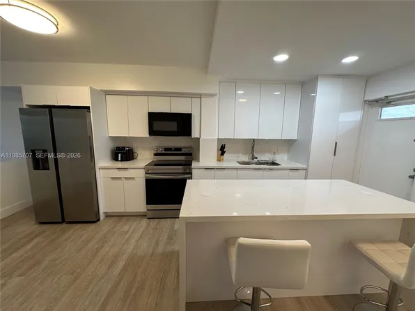 10900 SW 104th St APT 322, Miami, FL 33176