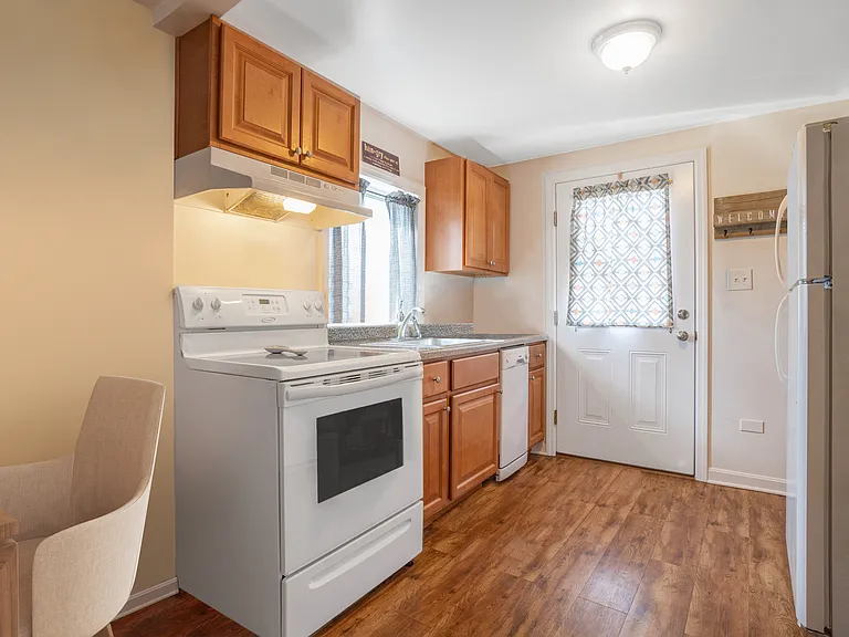 124 W College St #B — Photo 1