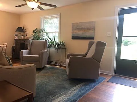 3 bed, 864 sqft, $2,100 — Photo 2