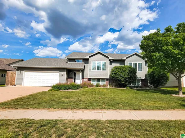 569 Bison Trl, North Sioux City, SD 57049