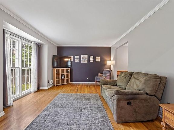 3rd image of 9933 Larsen St