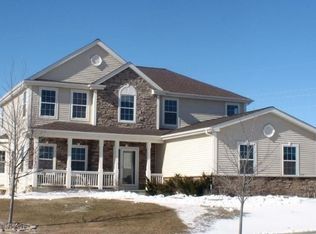 2000 Willow Pond Way, Grafton, WI 53024