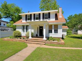 505 Mills St, Smithville, TX 78957