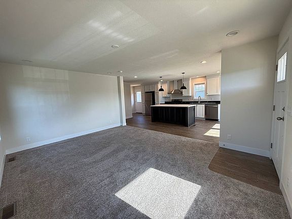 4th image of 280 Rowe Ave