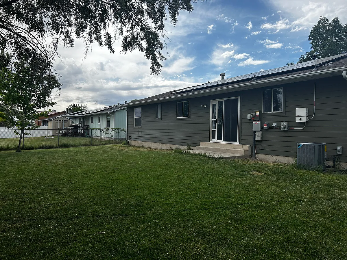 Building Photo - 435 Lakewood Dr