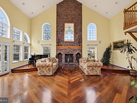 3rd image of 1931 Temple Rd