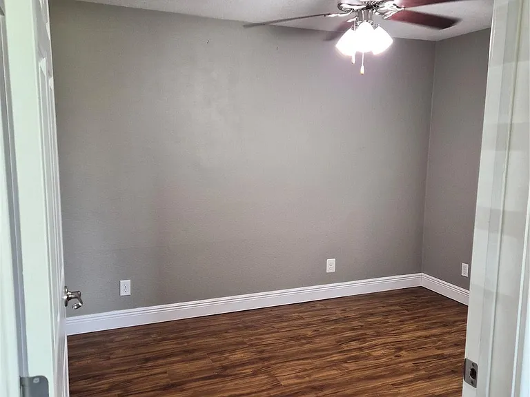 209 Florence St — Photo 16