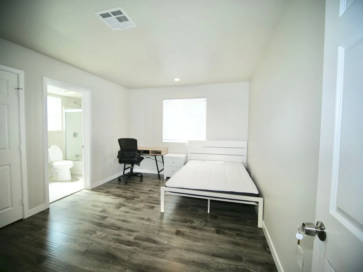 Studio, 300 sqft, $1,249 — Photo 1