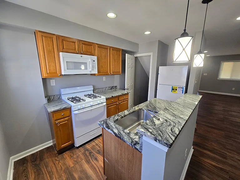 901 Elton Ave — Photo 5