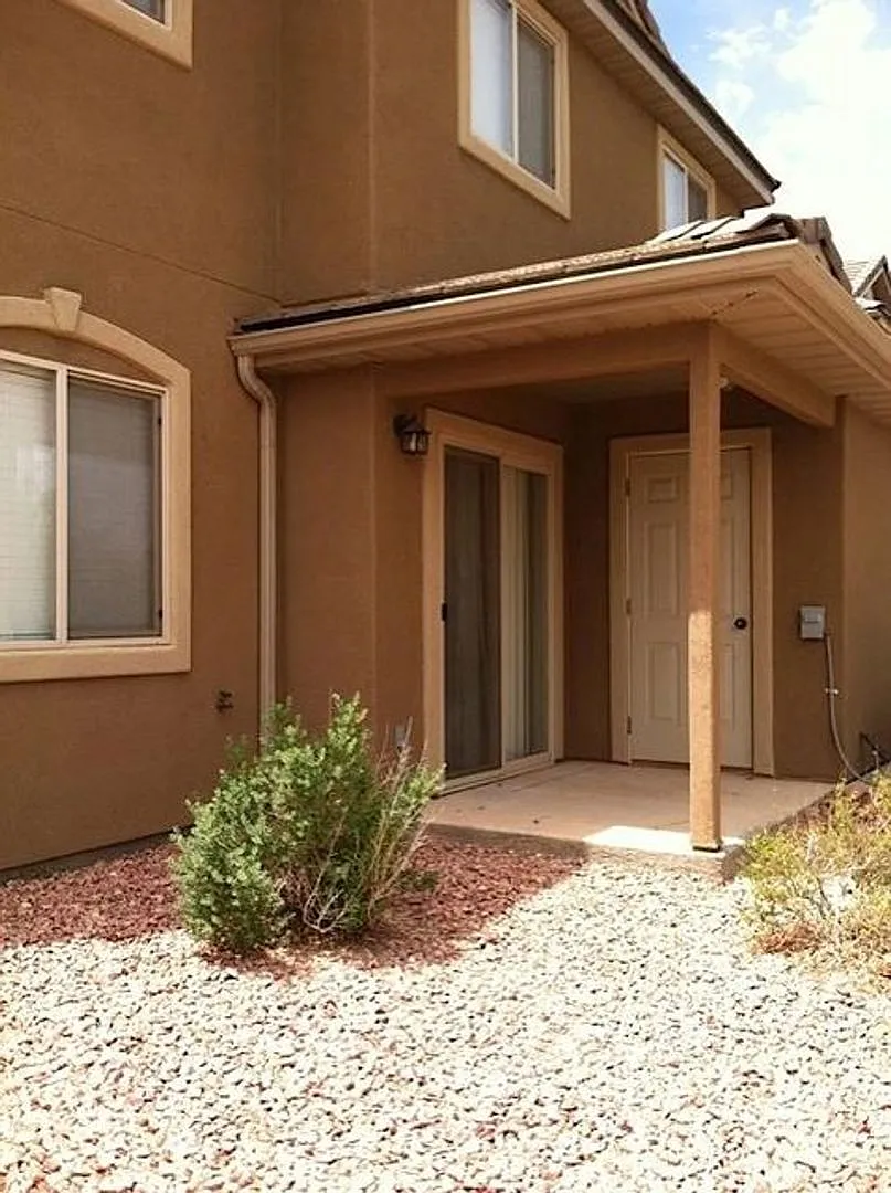 Hidden Valley Town Home-End Unit & New Carpet! — Photo 4