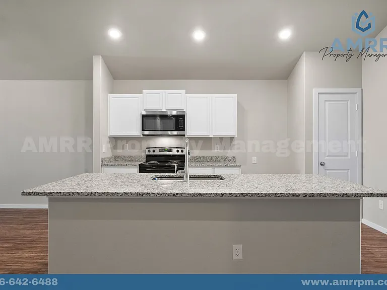 2037 Kenwood Ave — Photo 12