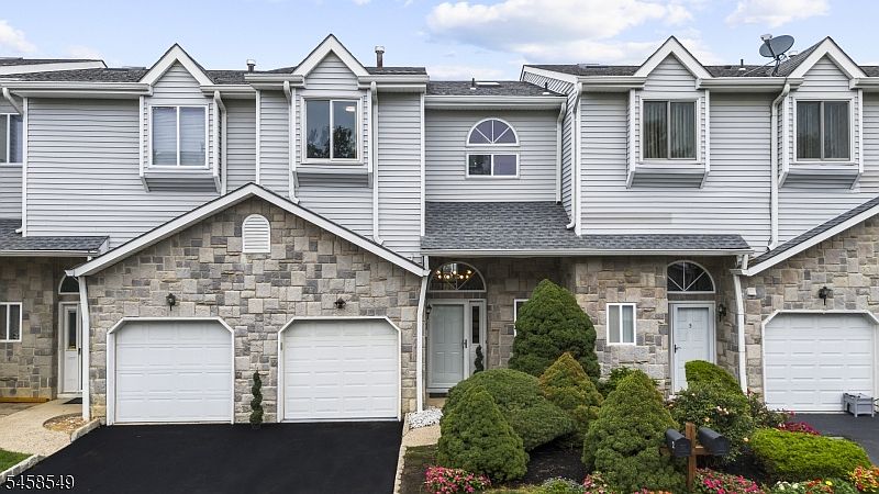 1st image of 4 Lee Lee Ln