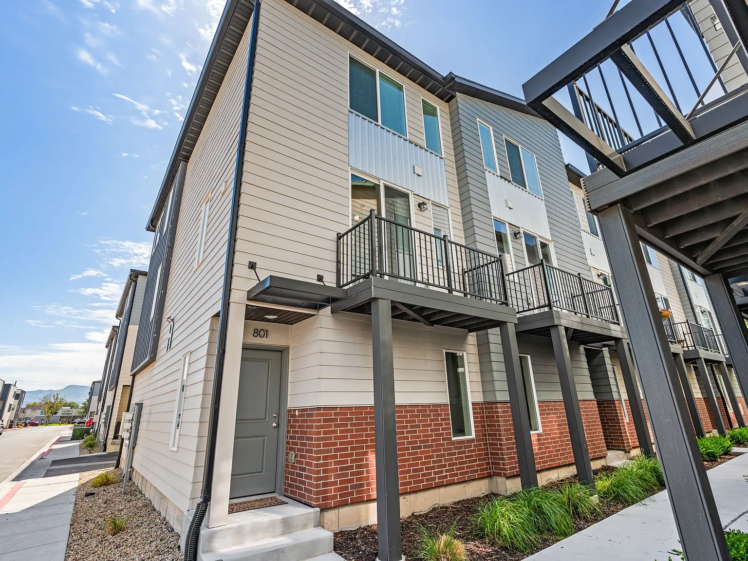 2 bed, 2.5 bath, 1250 sqft, $2,250 — Photo 1
