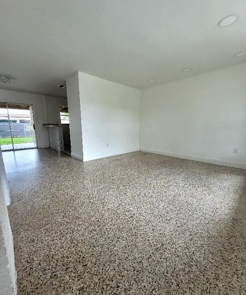 10472 SW 46th St — Photo 3