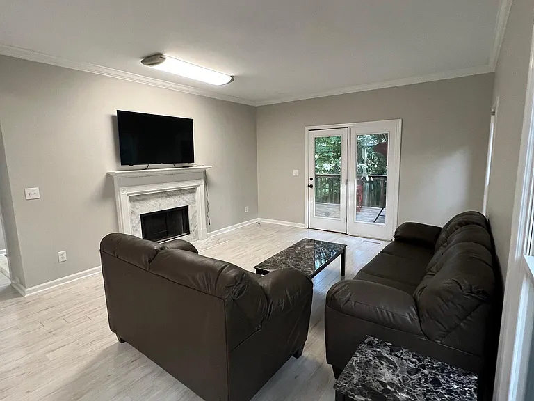 321 Maryland Ave — Photo 2