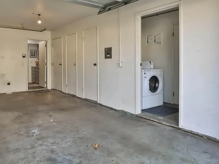 1039 Mohr Ln #C — Photo 26