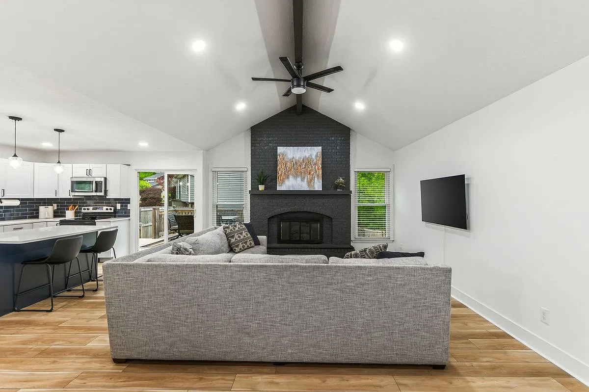 3 bed, 2.5 bath, 2026 sqft, $2,600 — Photo 3