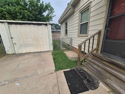1712 Pinewood Dr — Photo 4