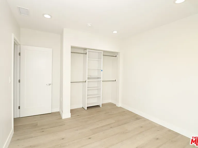 2739 S Budlong Ave — Photo 21