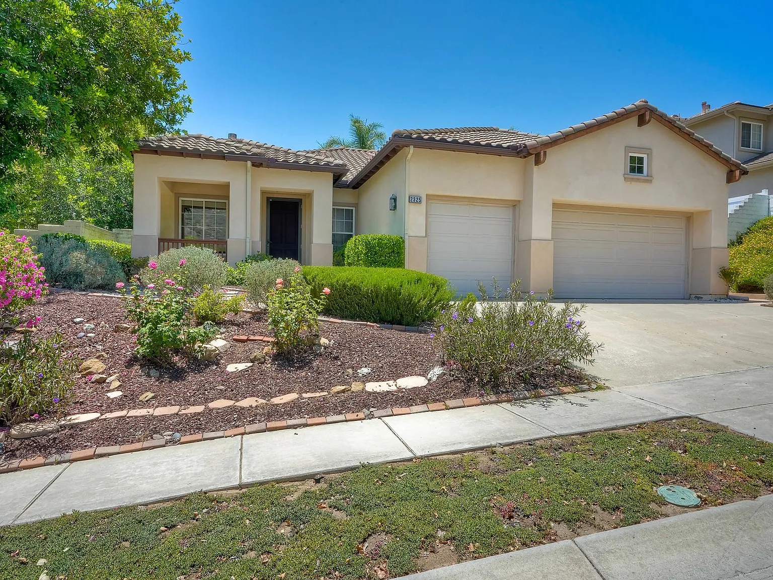 4 bed, 2.5 bath, 2404 sqft, $4,600 — Photo 2