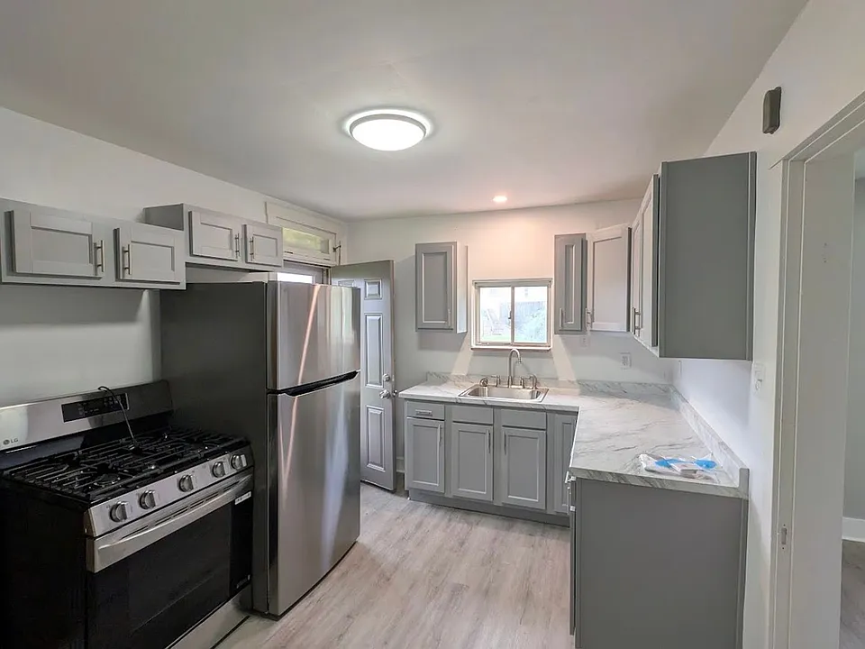 140 W Schwab Ave