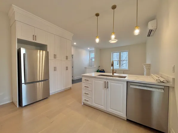24 Ashley St, Hamilton, ON L8L 5S3