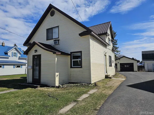 717 Oak St, Manistique, MI 49854