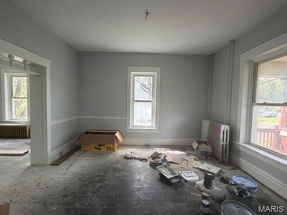 3rd image of 124 Carlyle Ave
