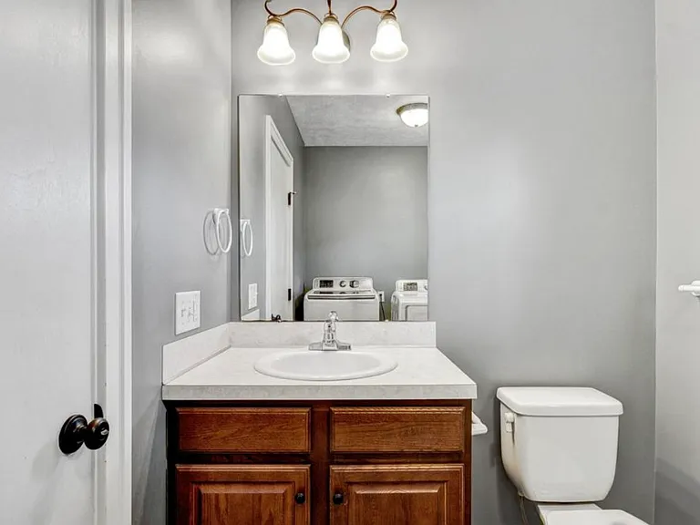 904 Zeeland Ct NE — Photo 5