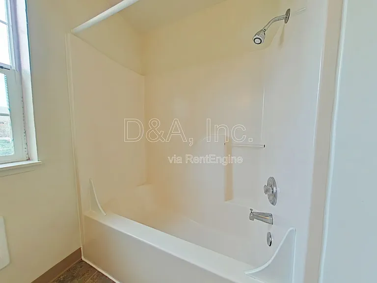 325 SE Lilly Ave #C — Photo 9