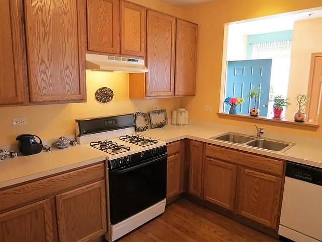 929 Genesee Dr — Photo 3