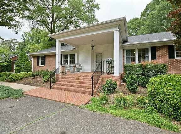 2nd image of 2564 Fairfax Dr