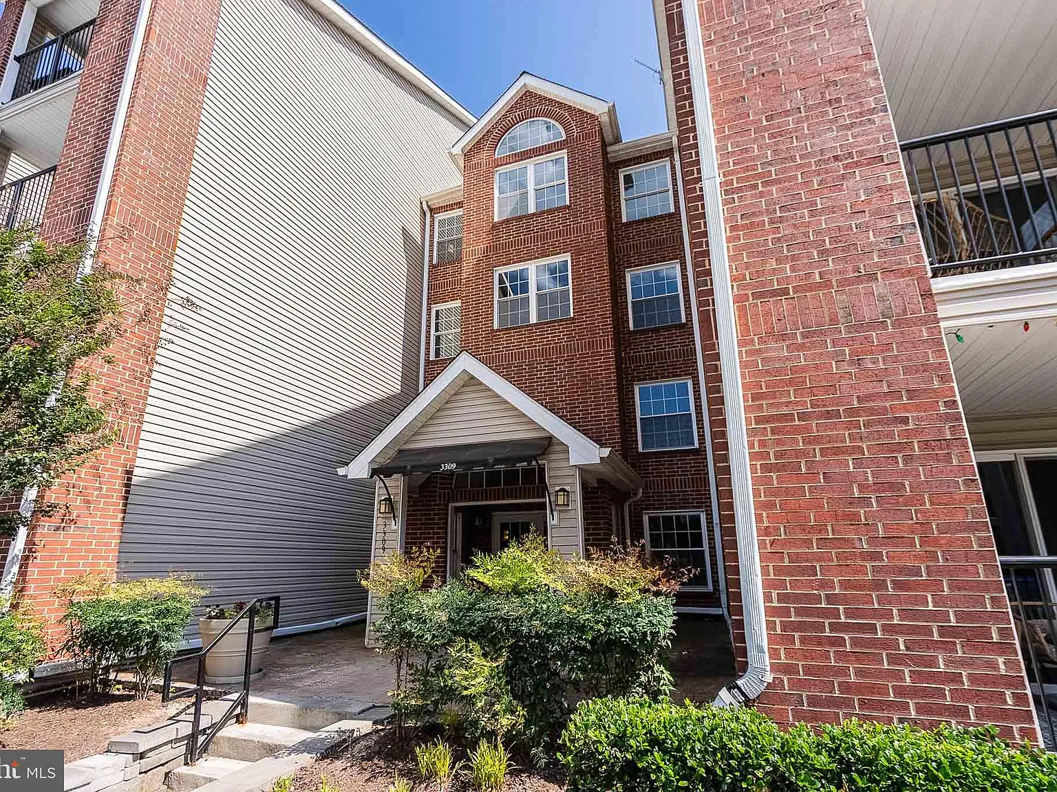 1 bed, 1.0 bath, 826 sqft, $1,950 — Photo 3