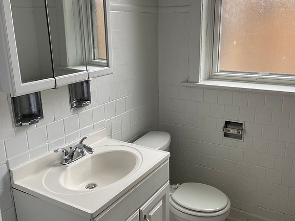 3rd image of 6810 N Greenview Ave Floor 1