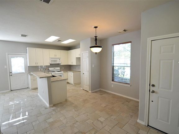 4th image of 332 Capella Oaks Ln