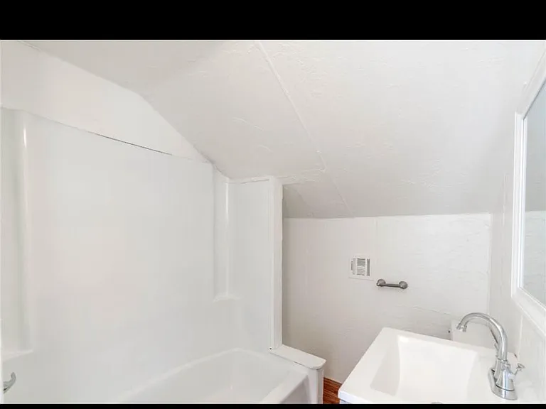 400 W 2nd St — Photo 12