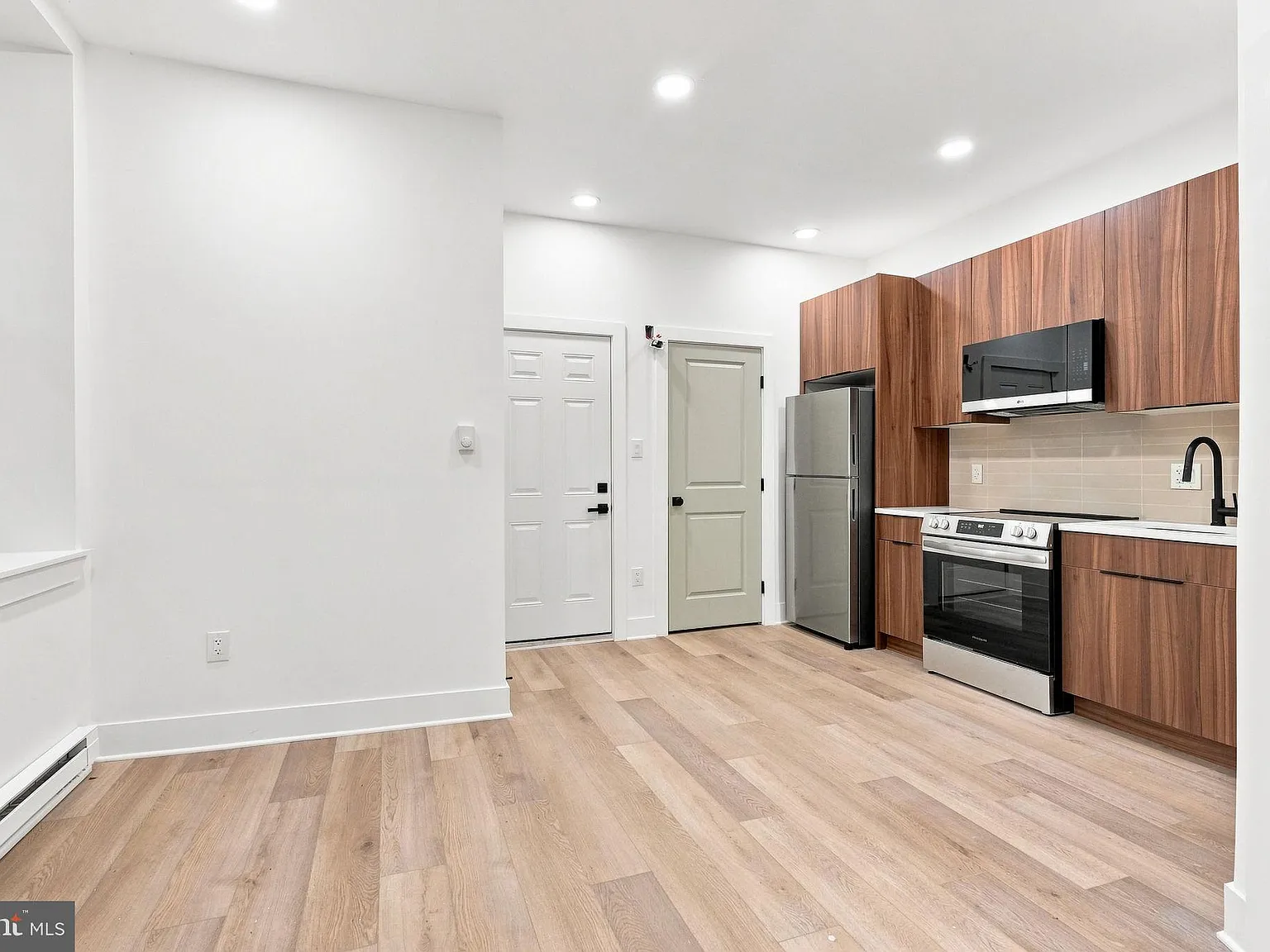 1 bed, 1.0 bath, 400 sqft, $1,050 — Photo 2