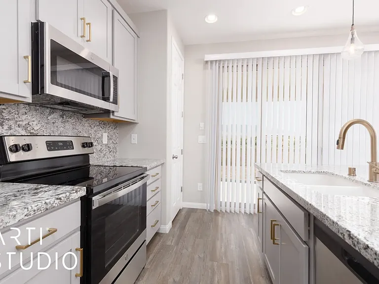 122 Parliament Point — Photo 7