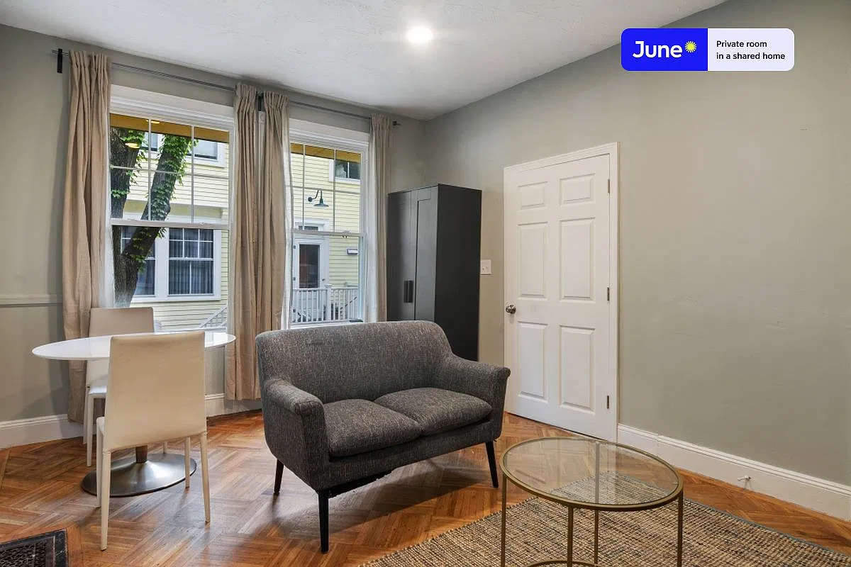 Queen bedroom in 7 bed/2.5 bath home in Harvard Square #443 D — Photo 4