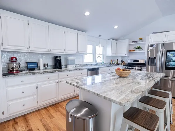 19 Oakmeadow Ln, Methuen, MA 01844