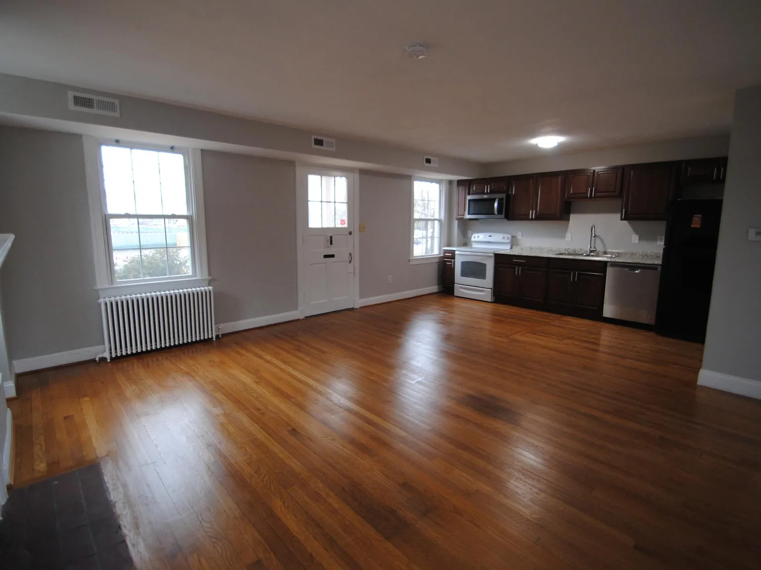 2 bed, 1000 sqft, $2,450 — Photo 2